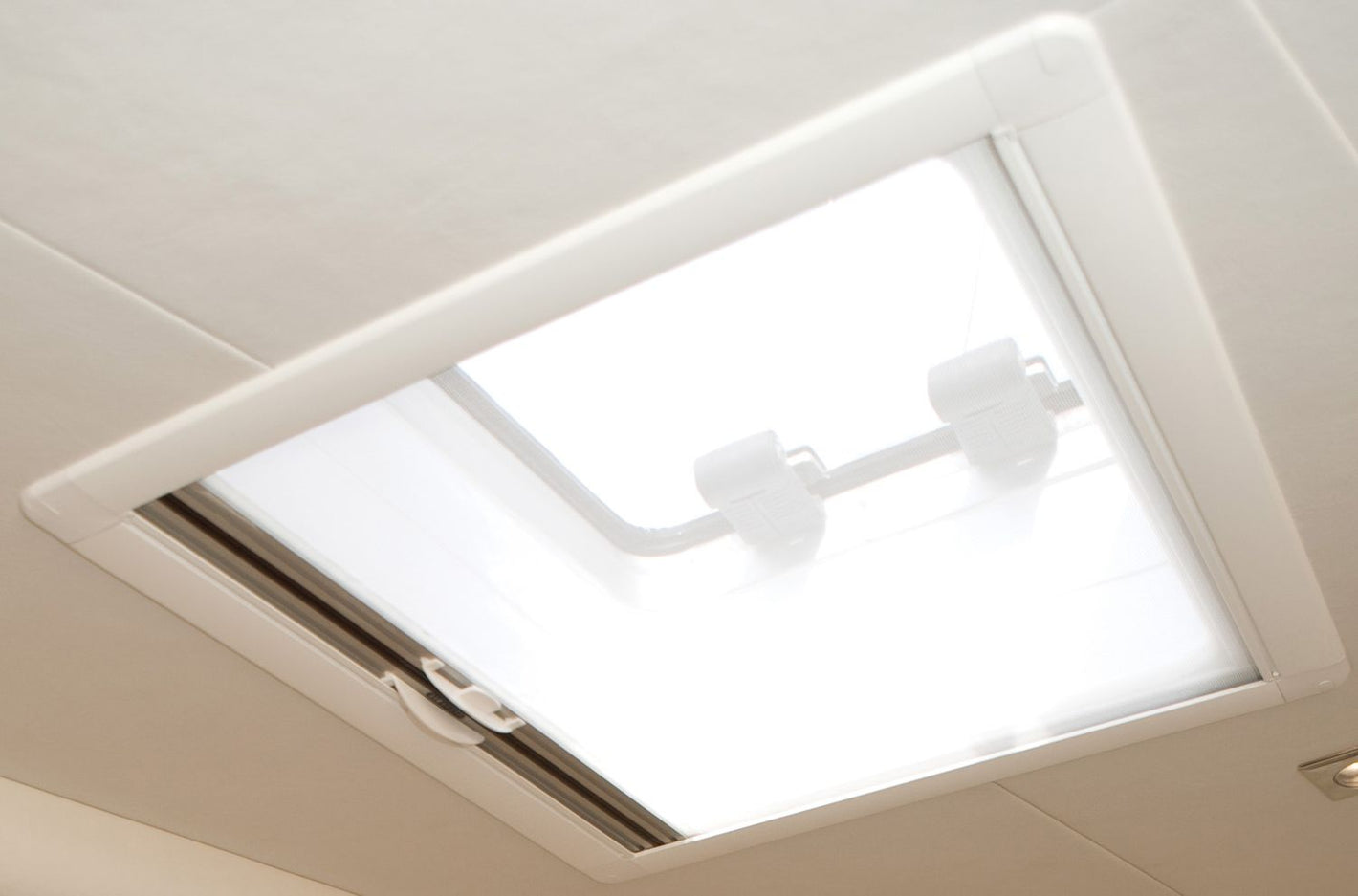 Oceanair Skyscreen Roller Recessed – 2-in-1 Verdunkelungsrollo & Fliegengitter für Lewmar-Luken
