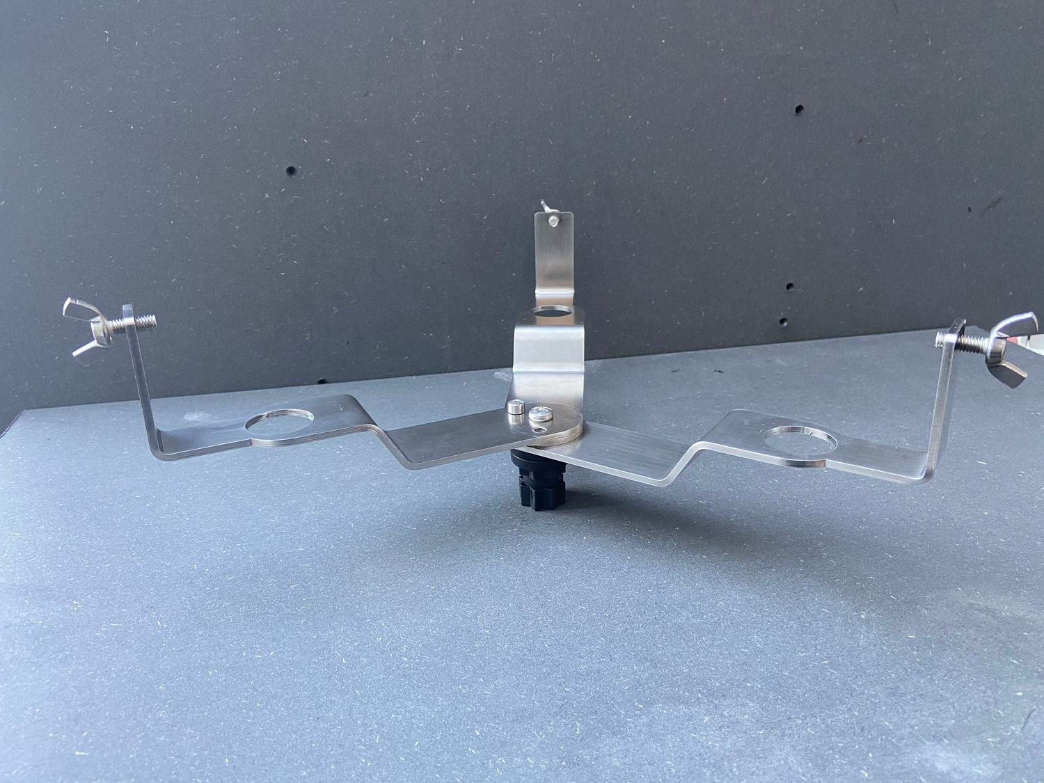 Cobb Grill-Halterung aus Edelstahl für Winsch oder Railblazer-Relingshalter